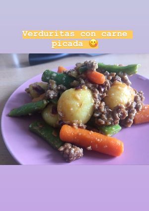 Una foto de Carne con verduras cocidas
