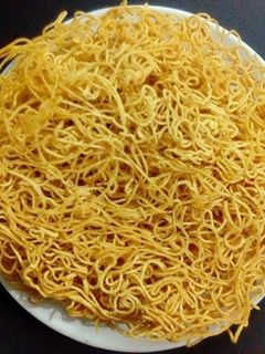 તીખી સેવ (sev recipe in Gujarati) રેસીપી મુખ્ય ફોટો
