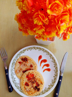 टोमेटो अनियन रवा पैनकेक(tomato onion rava pancake recipe in hindi) रेसिपी मुख्य फोटो