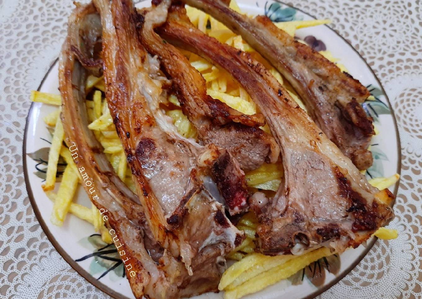 Côtelettes d'agneau a la poêle 🥩 accompagnées de frites 🍟