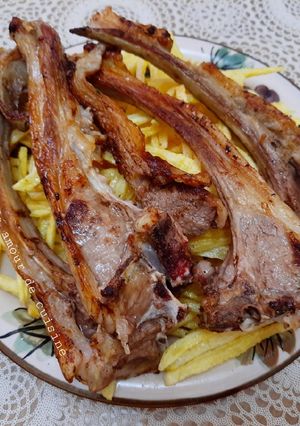 Une photo de Côtelettes d'agneau a la poêle 🥩 accompagnées de frites 🍟