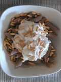 Penne rigate de trigo sarraceno con piñones tostados y crema roquefort