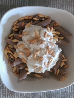 Una foto de Penne rigate de trigo sarraceno con piñones tostados y crema roquefort