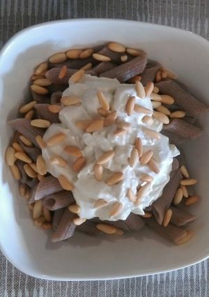 Foto principal de Penne rigate de trigo sarraceno con piñones tostados y crema roquefort