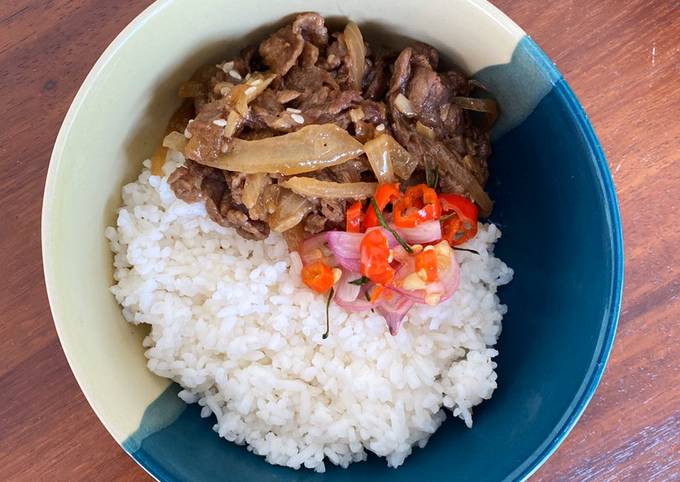 Bagaimana Membuat Beef rice bowl sambal matah rumahan yang Bikin Ngiler