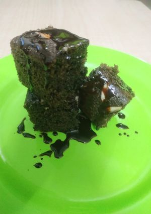 A picture of Chocolate Cake From Bread Sides and Suji Without Oven.