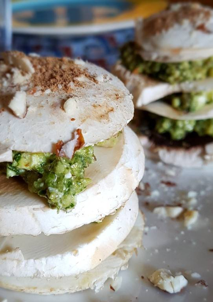 Una foto de Milhojas de champiñones con pesto de almendras
