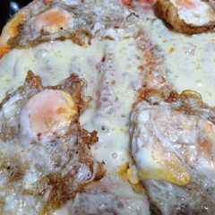 Una foto de Pizza... Muzzarella y huevo frito
