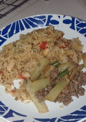 Una foto de Arroz con verduras y carne molida