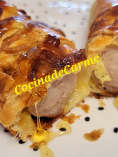 Una foto de Bratwurst con mostaza y miel en hojaldre