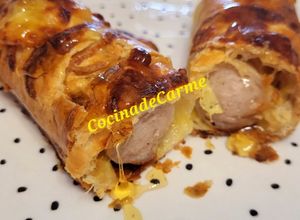 Una foto de Bratwurst con mostaza y miel en hojaldre