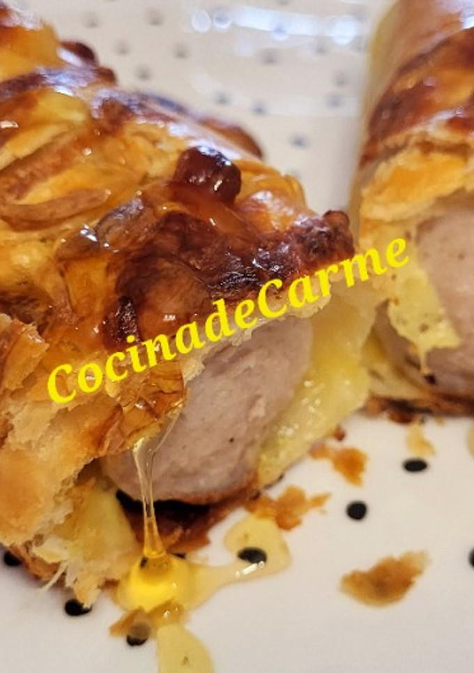 Una foto de Bratwurst con mostaza y miel en hojaldre