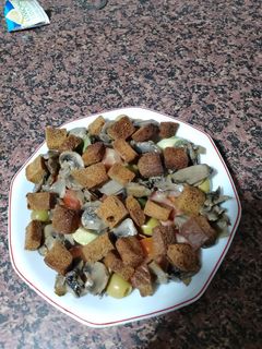 Una foto de Ensalada de Croutons y Champiñones