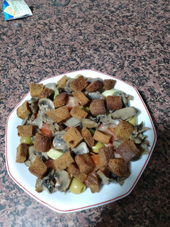 Una foto de Ensalada de Croutons y Champiñones