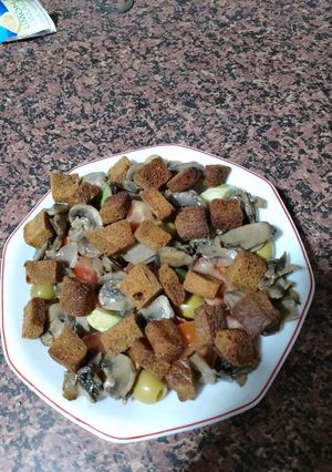 Una foto de Ensalada de Croutons y Champiñones
