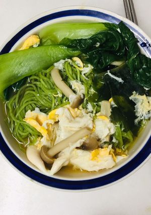 A picture of Spinach noodle vegetable miso soup.