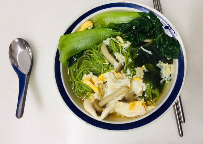 Spinach noodle vegetable miso soup