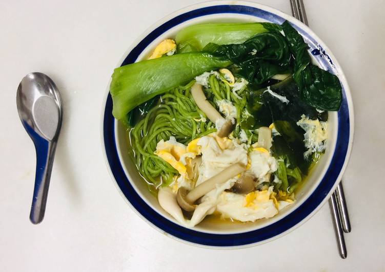Tasty And Delicious of Spinach noodle vegetable miso soup