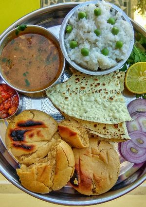 A picture of दाल-बाटी.
