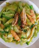 Khổ qua xào mì căn