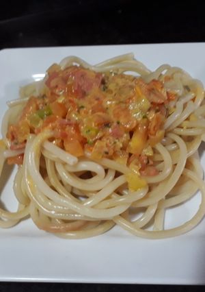 Una foto de Spagheti con salsa criolla y jamón