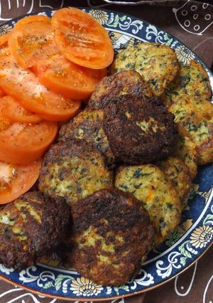 Una foto de Tortitas de coliflor, espinacas y zanahoria