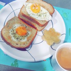 A picture of Poached Eggs on Toast🥚🥪.