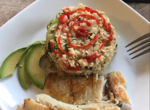 Una foto de Arroz de coliflor con vegetales