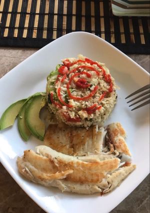 Una foto de Arroz de coliflor con vegetales