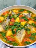 Ikan nila kuah asam dengan nanas segar dan kemangi