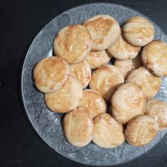 A picture of Besan ke naan khatai.