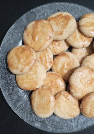 A picture of Besan ke naan khatai.