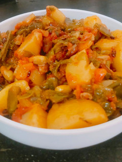 लोबिया आलू की सब्जी (lobia aloo ki sabzi recipe in Hindi) रेसिपी मुख्य फोटो