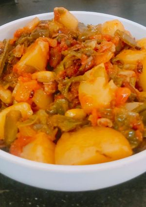 लोबिया आलू की सब्जी (lobia aloo ki sabzi recipe in Hindi) रेसिपी मुख्य फोटो