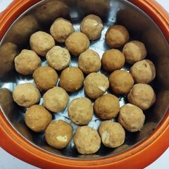A picture of Besan laddoo.