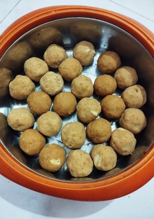 A picture of Besan laddoo.