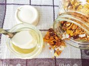 Una foto de yogurt natural casero