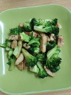 รูปของ ผัดอกไก่ใส่บรอกโคลี (คลีน)