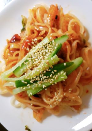 Hình của món Bibim-guksu với kimchi.