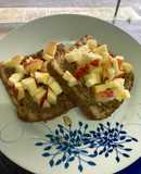 Pan tostado con Crema de Almendras y Manzana