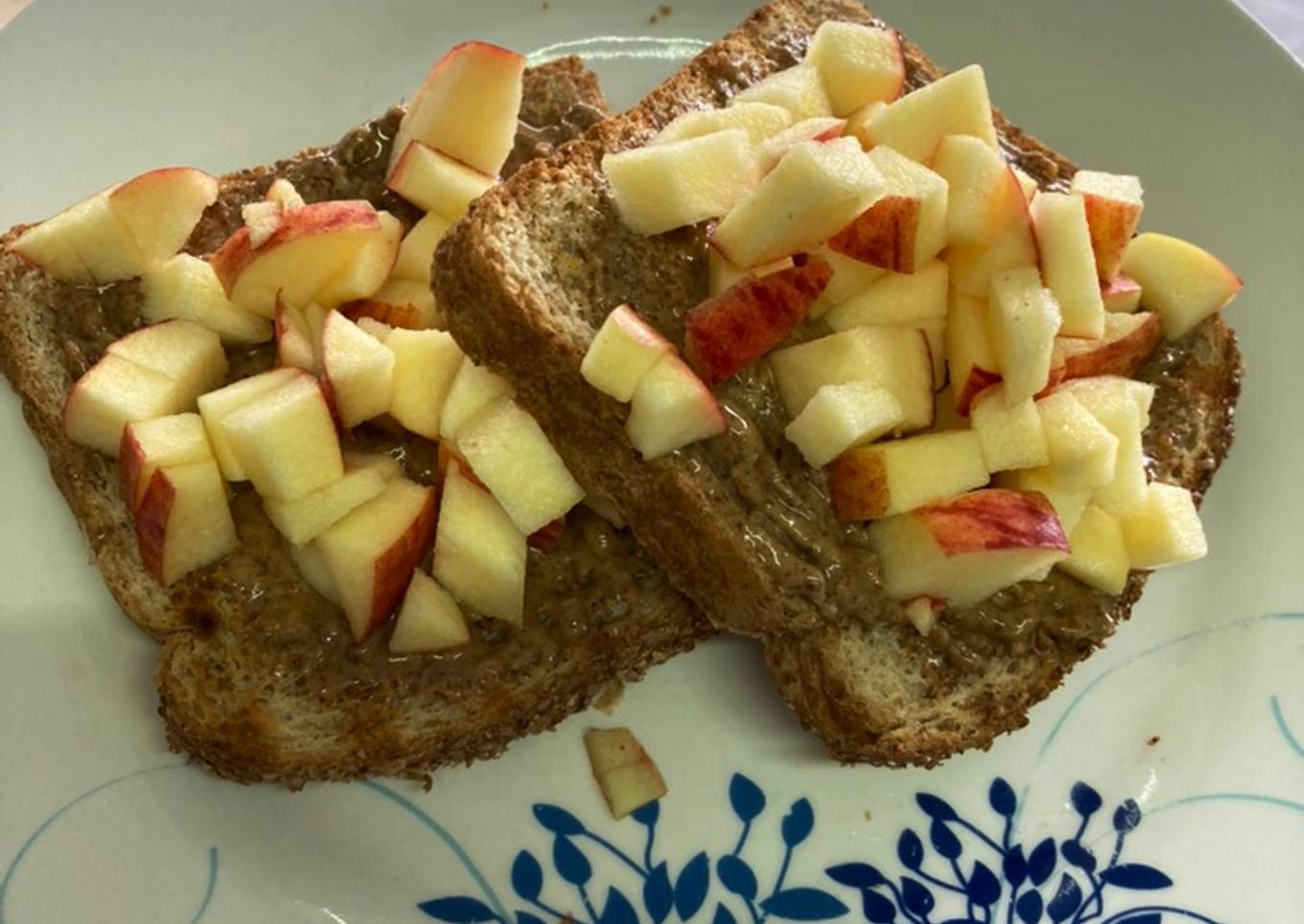 Pan tostado con Crema de Almendras y Manzana
