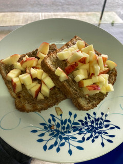 Una foto de Pan tostado con Crema de Almendras y Manzana