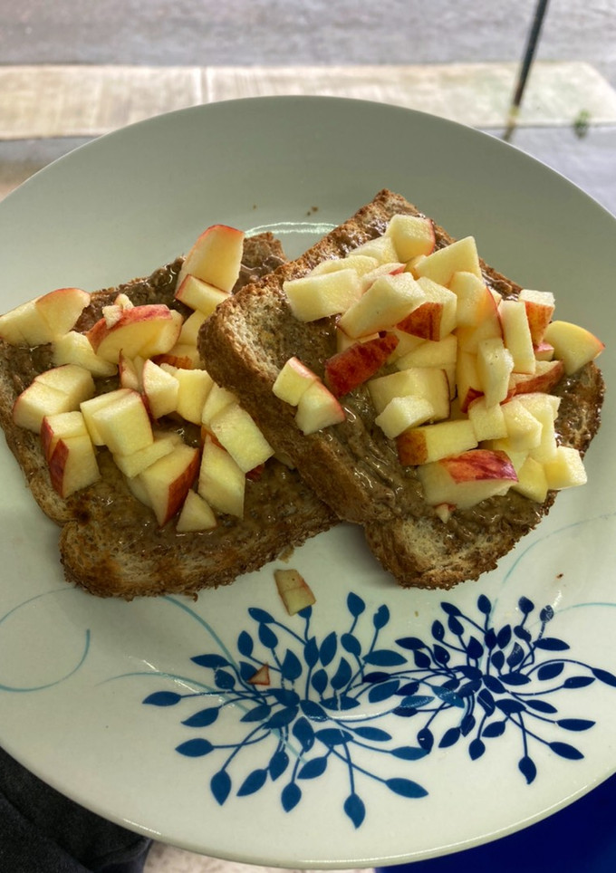 Una foto de Pan tostado con Crema de Almendras y Manzana