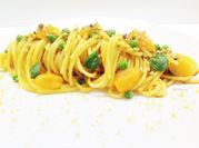 Una foto di spaghetti e alici
