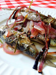 Una foto de Sardinas asadas en tajine al horno, con romero y vinagreta