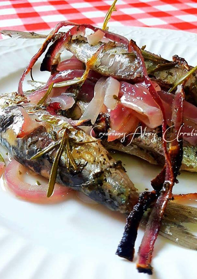 Una foto de Sardinas asadas en tajine al horno, con romero y vinagreta