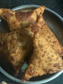 வெங்காய சமோசா (Venkaaya samosa recipe in tamil) செய்முறை முக்கிய புகைப்படம்