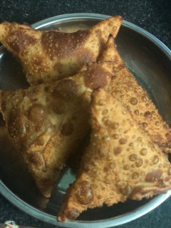 வெங்காய சமோசா (Venkaaya samosa recipe in tamil) செய்முறை முக்கிய புகைப்படம்