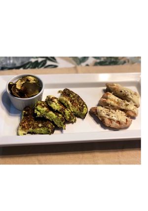 Una foto de Keto- pastelón o soufflé de zucchini con chips y pollo grille, pocos ingredientes y bajo en calorías