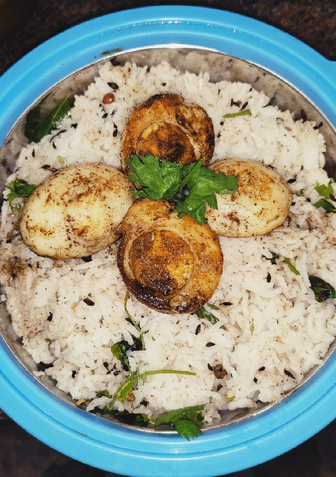 ஜீரா ரைஸ் வித் 🥚எக் மசாலா ஃப்ரை செய்முறை முக்கிய புகைப்படம்